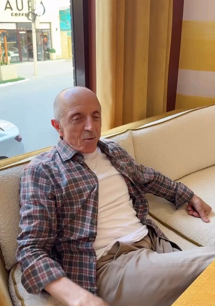 Гость GUSTO на диване в зале