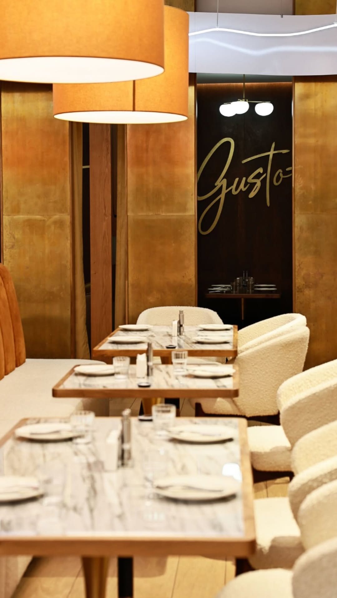 Столы у логотипа GUSTO