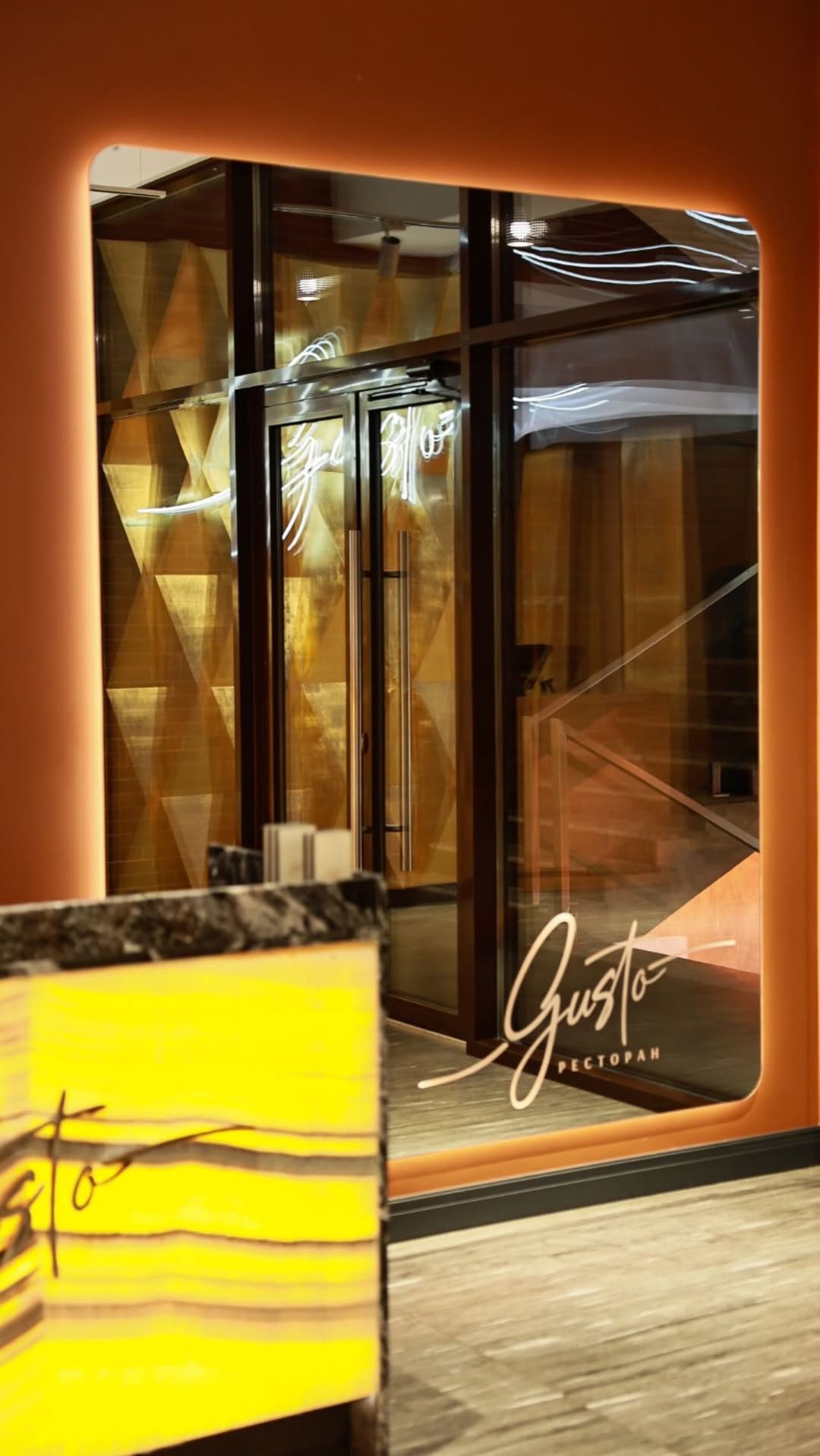 Вход в ресторан GUSTO
